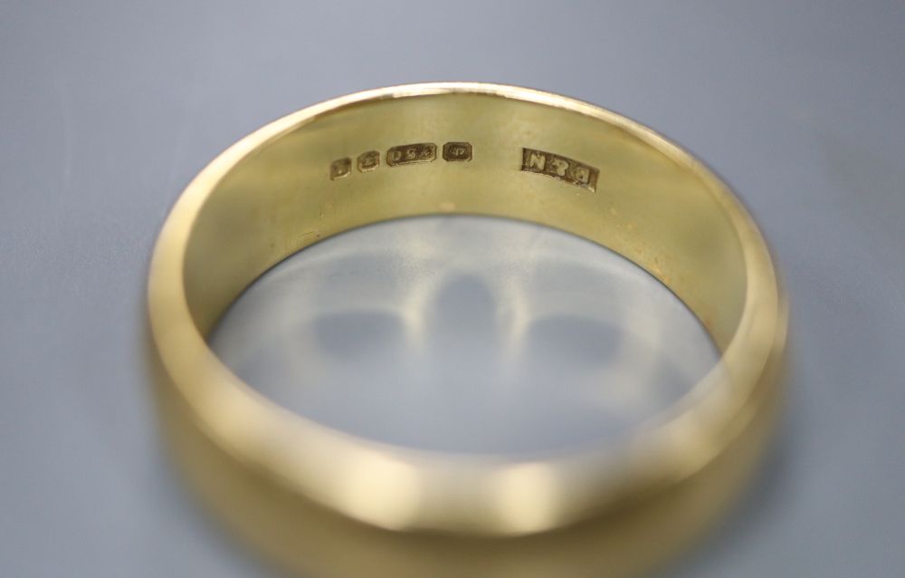 An 18ct yellow gold wedding ring, size M, 5.7 grams.